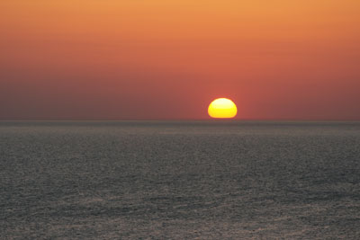 Om 22:00 uur zakt hij dan eindelijk in de zee.