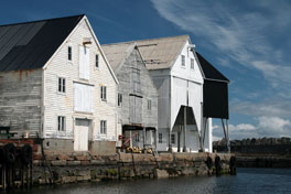 Mooie pakhuizen in de haven. 