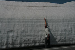 Hoge sneeuwlagen langs de weg