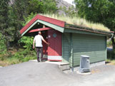 Een toiletgebouw langs de weg