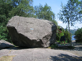 Het gewicht van de rots ligt tussen 70 en 80 ton!
