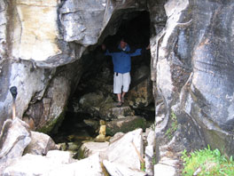 Marc bij de ingang van de grot